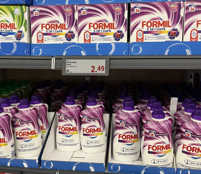 Lidl-schap met Formil Color vloeibaar wasmiddel en het prijskaartje: wasmiddel kleur, 28 wasbeurten, € 2,49